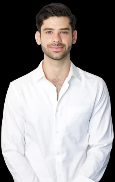 Hombre sonriente representando seguridad y confianza